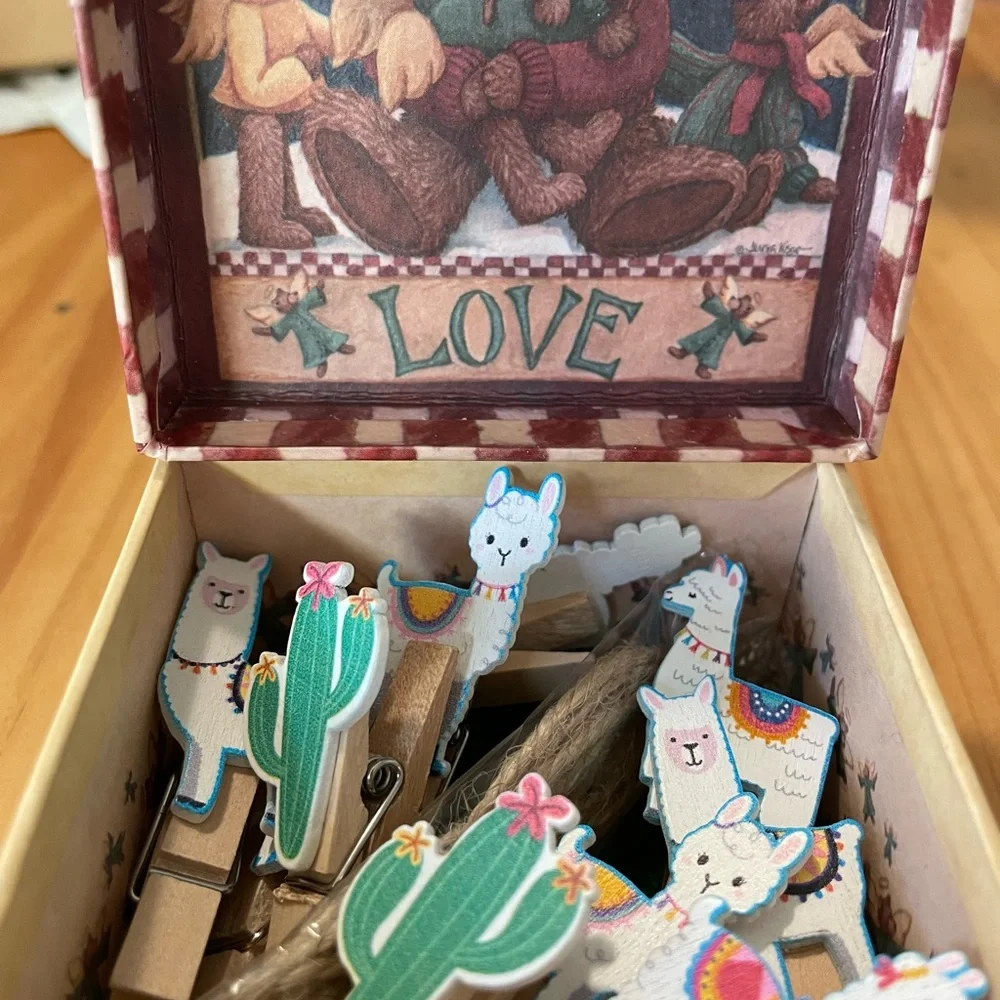 NWT 10 tiny wooden clips with llama, alpaca, cactus design and in gift box